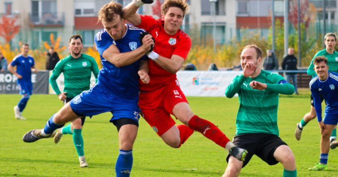 Ve 13. kole VEOLIA PRAŽSKÁ TEPLÁRENSKÁ přebor mužů, jsme sobotu 1.11.2025 hostili za krásného počasí na dobře připravené, hřišti mužstvo AFK Slavoje Podolí.